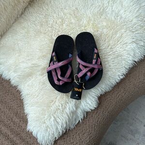 Teva Olowahu Sandals in Palms Indigo/ Rose Violet